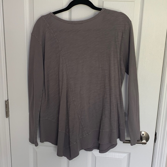 Fresh Produce gray v-neck asymmetrical hem long sleeved top size large - Picture 2 of 9